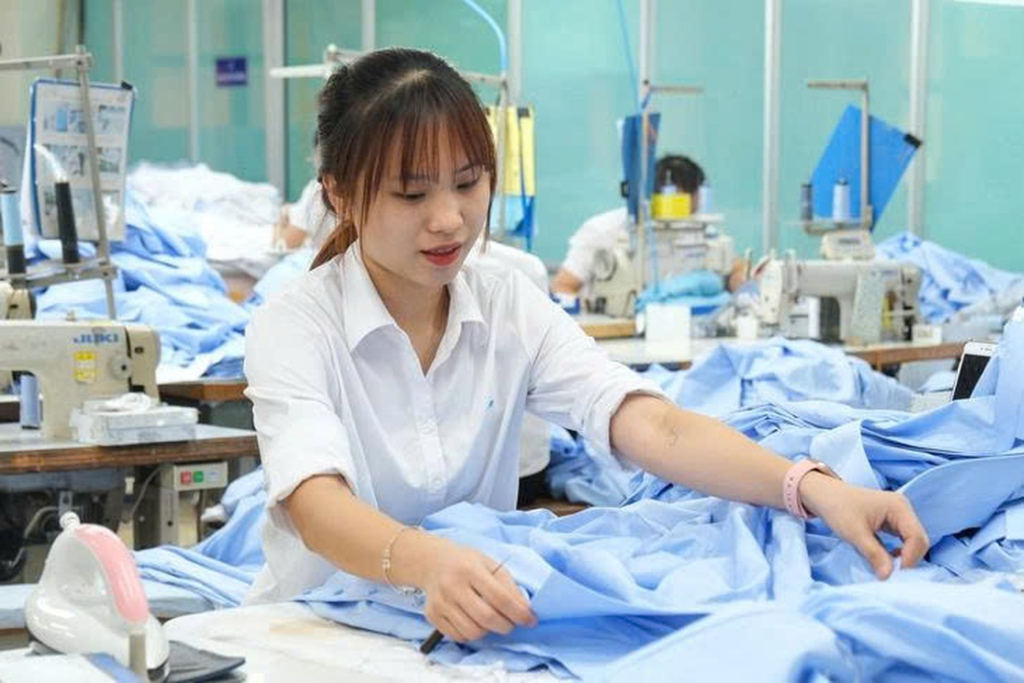 Công nhân làm việc tại một nhà máy của Tổng công ty May 10 ở quận Long Biên, Hà Nội - nơi có lương tối thiểu vùng 1. Ảnh: Gia Đoàn