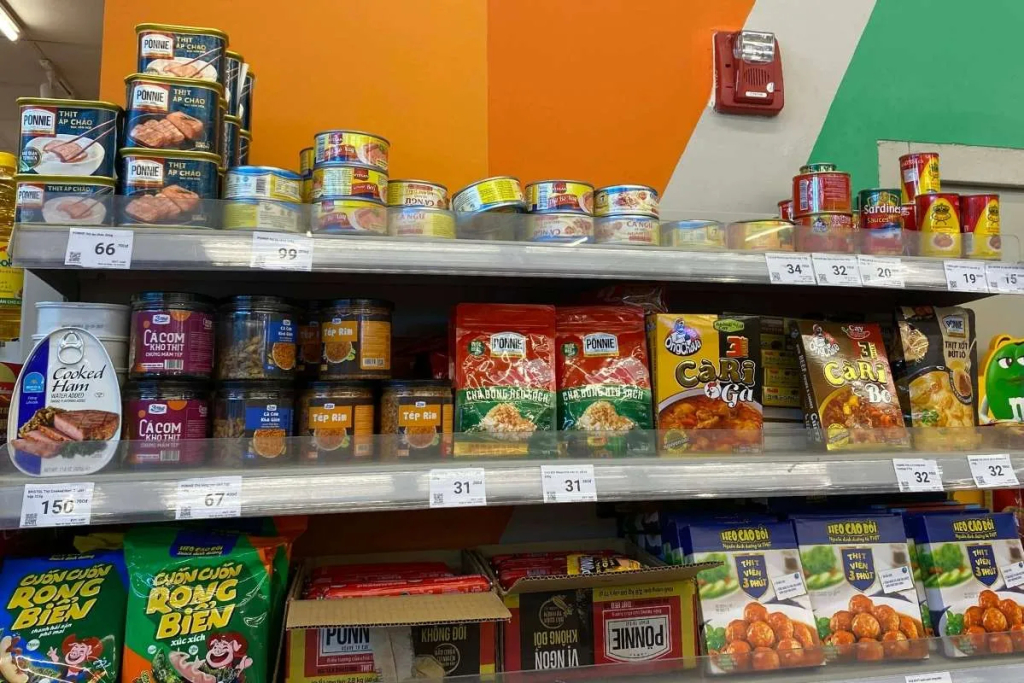 Kệ hàng của nhiều hệ thống siêu thị như MWinmart+, Go,... đều đã được thu gom, dỡ bỏ sản phẩm đồ hộp Hạ Long