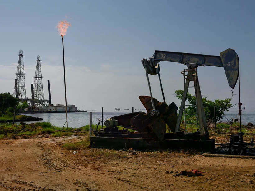 Một giàn khoan dầu trên hồ Maracaibo ở Cabimas, Venezuela. Nguồn: Bloomberg