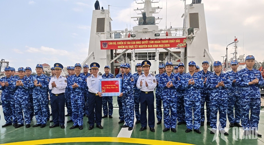 Thủ trưởng Bộ tư lệnh Vùng Cảnh sát biển 2 tặng quà Tàu 8002 trước khi xuất phát thực hiện nhiệm vụ. 