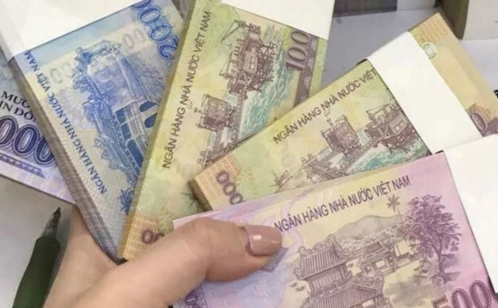 Hành vi đổi tiền mới để "lì xì" trong dịp Tết có thể bị phạt đến 40 triệu đồng