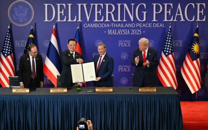 Thủ tướng Malaysia Anwar Ibrahim (bên trái) và Tổng thống Mỹ Donald Trump (bên phải) chứng kiến lễ ký kết thỏa thuận ngừng bắn giữa Thái Lan và Campuchia bên lề Hội nghị thượng đỉnh ASEAN lần thứ 47 tại Kuala Lumpur, ngày 26/10/2025. Ảnh: AP