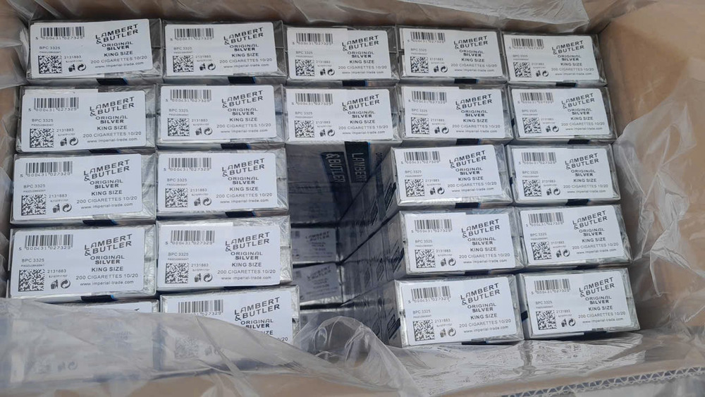 Tai nghe là hàng giả mạo nhãn hiệu APPLE.