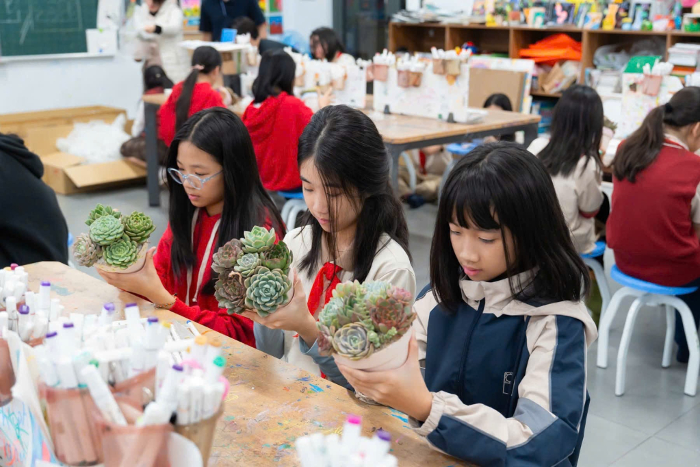 Các bạn học sinh Trường Ngôi sao Hoàng Mai chuẩn bị những chậu sen đá xinh xắn tới chiến dịch "Không một mình". Ảnh: K.H