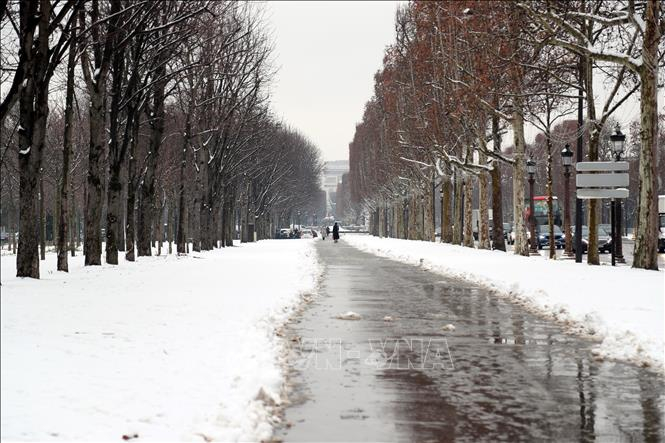 Tuyết rơi trắng xóa tại Paris, Pháp. Ảnh tư liệu: AFP/TTXVN