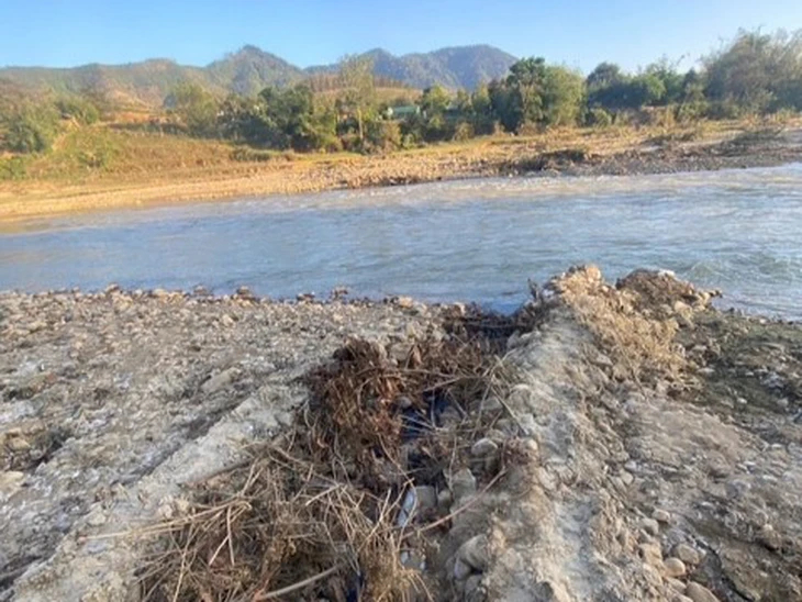 Đường ống ngầm dẫn từ nhà máy ra sông Pô Kô. Ảnh: Công an Quảng Ngãi