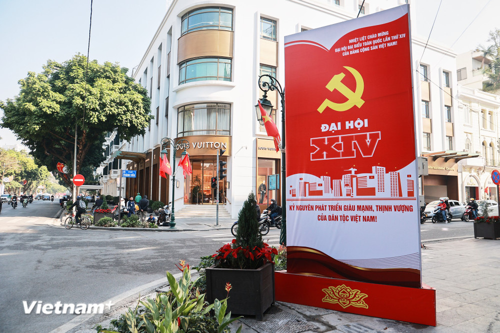 Đường phố Thủ đô Hà Nội được trang hòa rực rỡ với cờ, hoa, pano, áp phích, khẩu hiệu chào mừng Đại hội đại biểu toàn quốc lần thứ XIV của Đảng