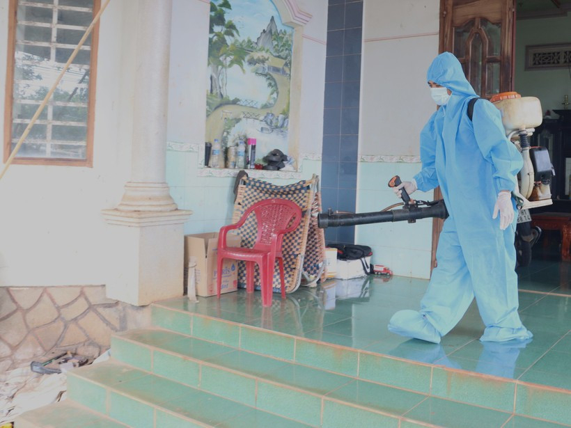 Phun hóa chất diệt muỗi. Ảnh: TTXVN