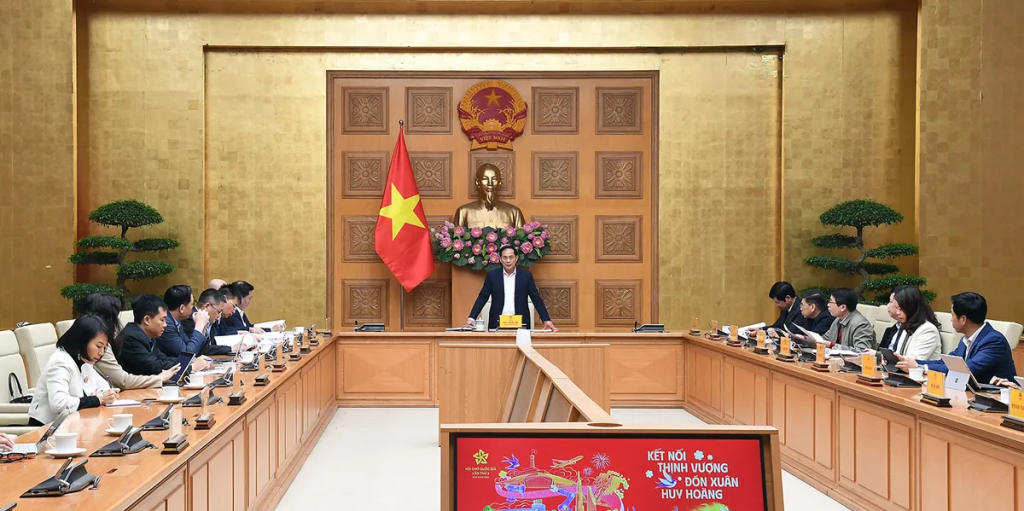 Phó Thủ tướng Bùi Thanh Sơn giao Bộ Công Thương chủ trì, phối hợp với các bộ, cơ quan, địa phương liên quan và Công ty Cổ phần Trung tâm Hội chợ Triển lãm Việt Nam rà soát, tổng hợp xây dựng Đề án tổ chức hội chợ Mùa Xuân 2026.