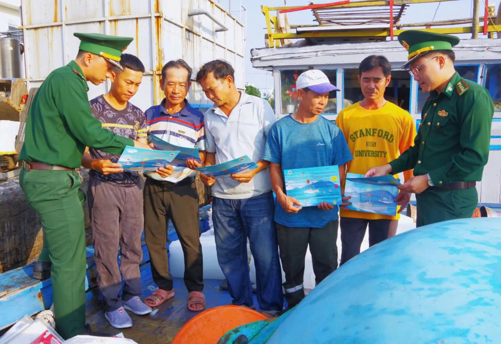 Lực lượng biên phòng tuyên truyền về phòng chống khai thác IUU cho ngư dân.