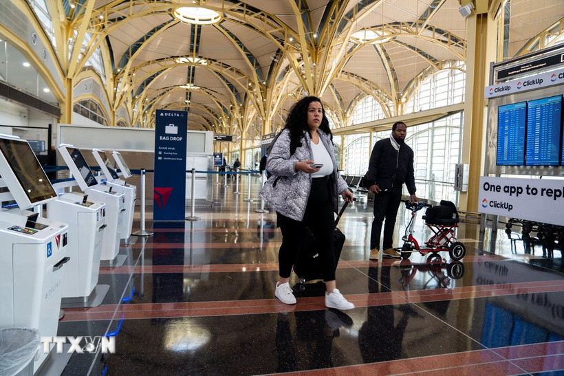 Hành khách tại sân bay quốc gia Ronald Reagan Washington ở Arlington, Virginia, Mỹ. Ảnh: THX/TTXVN