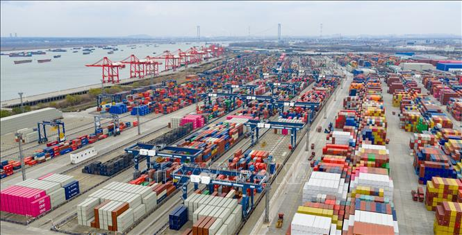 Quang cảnh cảng hàng hóa tại tỉnh Giang Tô, Trung Quốc. Ảnh: THX/TTXVN