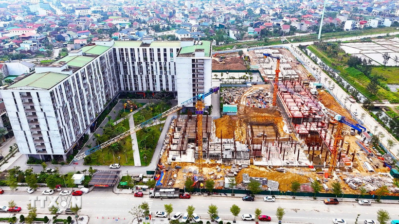 Dự án thí điểm nhà ở xã hội giai đoạn 2I tại phường Thành Sen, Hà Tĩnh, gồm 3 tòa nhà cao 12 tầng, cung cấp hơn 500 căn hộ. Ảnh: Hữu Quyết/TTXVN