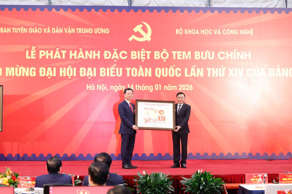 Ban Tuyên giáo và Dân vận Trung ương, Bộ Khoa học và Công nghệ tổ chức Lễ phát hành đặc biệt bộ tem bưu chính chào mừng Đại hội đại biểu toàn quốc lần thứ XIV của Đảng. Ảnh: Hồ Ý