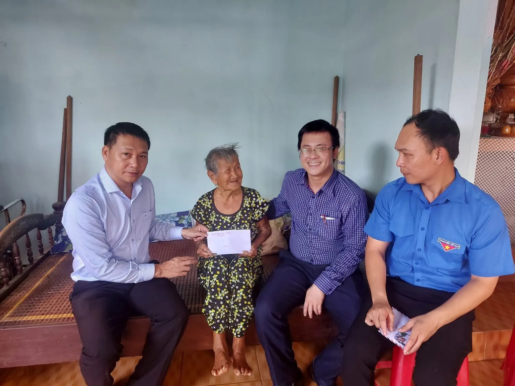 Việc tổ chức tặng quà Tết bằng tiền mặt của Chủ tịch nước, quà của tỉnh cho người có công và thân nhân người có công sẽ hoàn thành trước ngày 31/1/2026.