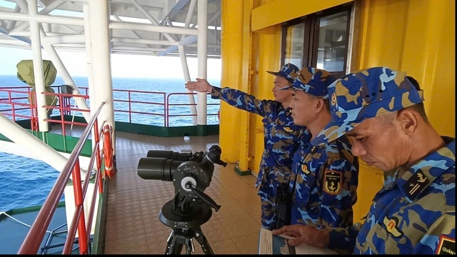 Các chiến sĩ tăng cường trực quan sát, phát hiện mục tiêu từ sớm, từ xa, đảm bảo xử trí mọi tình huống có thể xảy ra trong dịp diễn ra Đại hội Đảng. Ảnh: Văn Đường