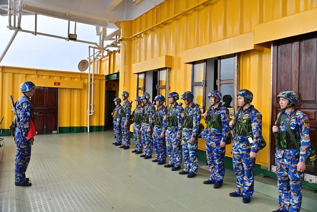 Quán triệt, phổ biến công tác huấn luyện trên nhà giàn DK1/8. Ảnh: Văn Đường