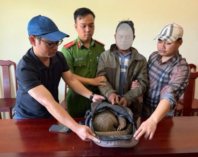 A Khiêm (thứ 2 từ phải sang) và tang vật tại cơ quan công an.