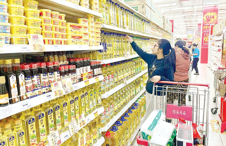 Người tiêu dùng chọn mua hàng tại Trung tâm thương mại Tasco Mall (phường Việt Hưng). Ảnh: Nguyễn Quang