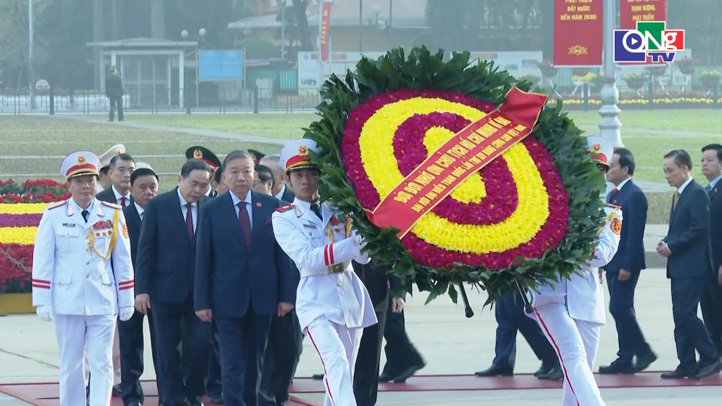 Tổng Bí thư Tô Lâm, Chủ tịch nước Lương Cường, Thủ tướng Chính phủ Phạm Minh Chính, Chủ tịch Quốc hội Trần Thanh Mẫn, Thường trực Ban Bí thư Trần Cẩm Tú và các đại biểu vào viếng Lăng Chủ tịch Hồ Chí Minh.