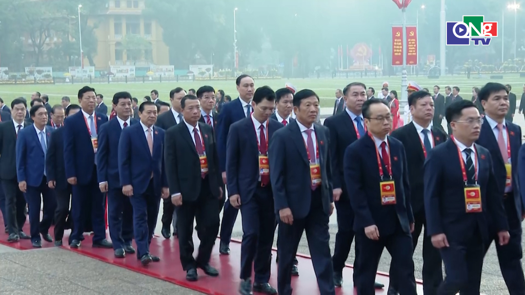 Các đại biểu vào Lăng viếng Chủ tịch Hồ Chí Minh.