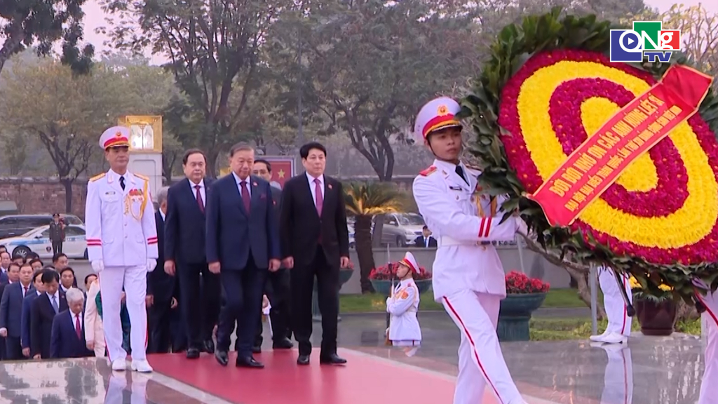 Các đồng chí lãnh đạo Đảng và Nhà nước cùng các đại biểu đã tới đặt vòng hoa, dâng hương tưởng niệm các Anh hùng liệt sĩ tại Đài tưởng niệm các Anh hùng liệt sĩ trên đường Bắc Sơn.