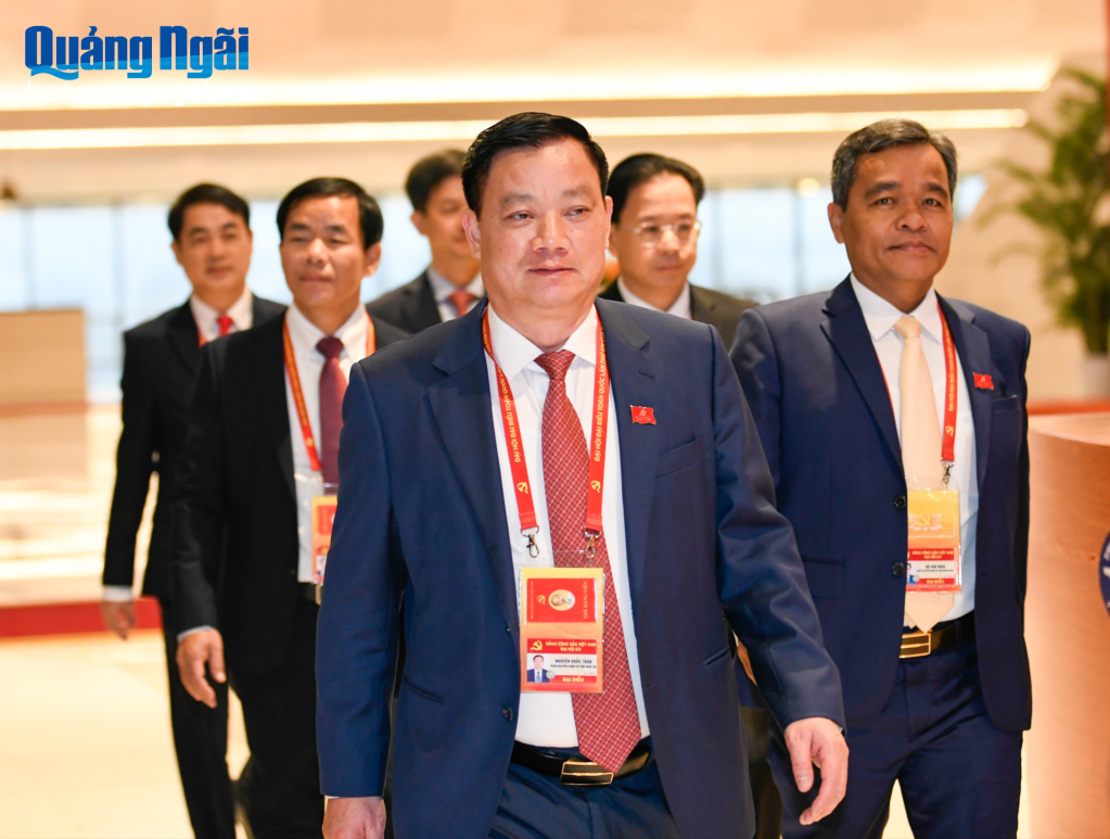 Ủy viên Trung ương Đảng, Bí thư Tỉnh ủy Hồ Văn Niên (bên phải) dự Đại hội.