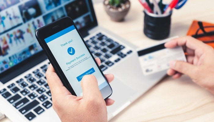 Nhiều ngân hàng thông báo đóng các tài khoản không giao dịch lâu dài, khuyến khích khách hàng kiểm tra và quản lý tài khoản hiệu quả hơn. (Ảnh: Vietnam+)