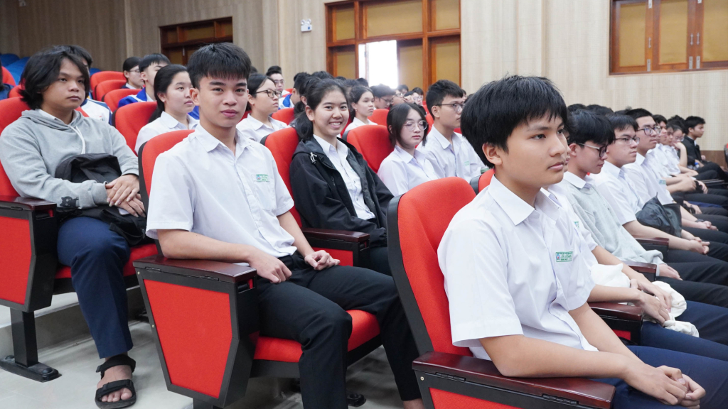 Thí sinh dự lễ khai mạc Kỳ thi chọn học sinh giỏi quốc gia THPT năm học 2025 - 2026 tại tỉnh Quảng Ngãi. Ảnh: TL.