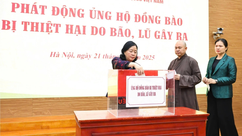 Chủ tịch Ủy ban Trung ương MTTQ Việt Nam Bùi Thị Minh Hoài và các đại biểu ủng hộ đồng bào bị thiệt hại do bão, lũ gây ra.