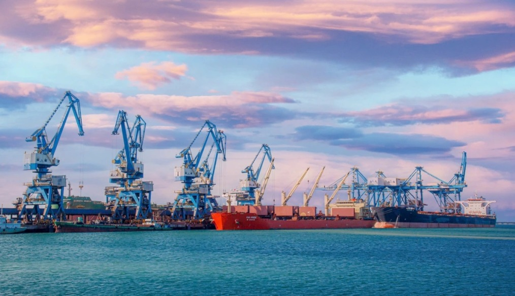 Tàu cập vào cụm cảng Dung Quất.