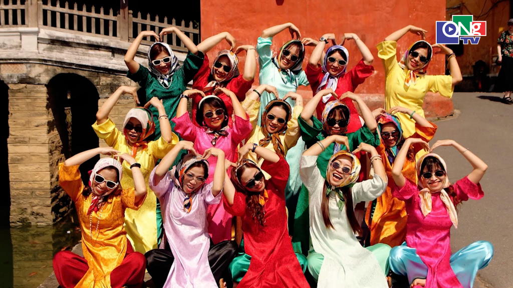 Nhóm bạn thân chụp hình tại Di sản Chùa Cầu. Ảnh Lê Sinh