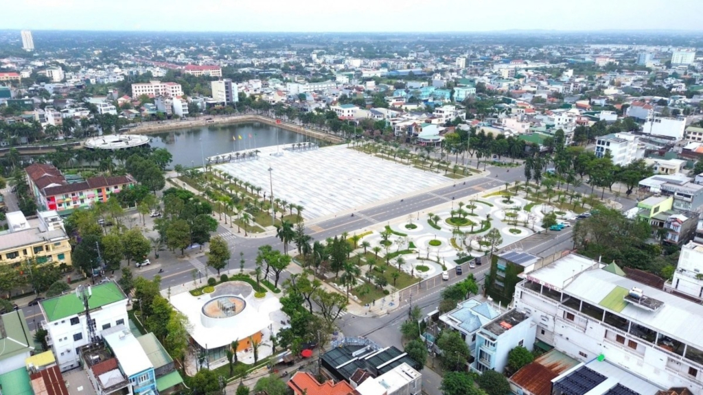 Quảng trường Phạm Văn Đồng, phường Cẩm Thành, tỉnh Quảng Ngãi.