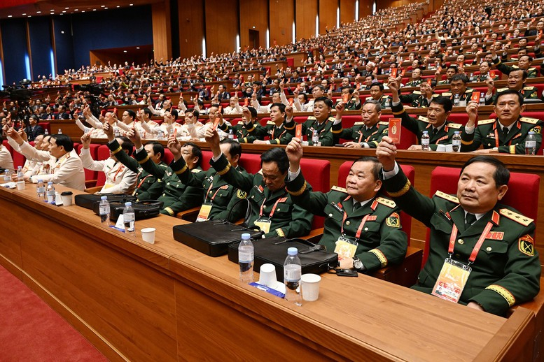 Đại hội biểu quyết thông qua chương trình điều chỉnh, rút ngắn 1 ngày rưỡi so với dự kiến ban đầu. Ảnh: daihoidangtoanquoc.vn