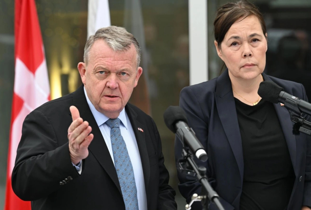 Ngoại trưởng Đan Mạch Lars Lokke Rasmussen và đại diện ngoại giao Greenland Vivian Motzfeldt họp báo trước đại sứ quán Đan Mạch ở Washington, Mỹ ngày 14/1. Ảnh: AP