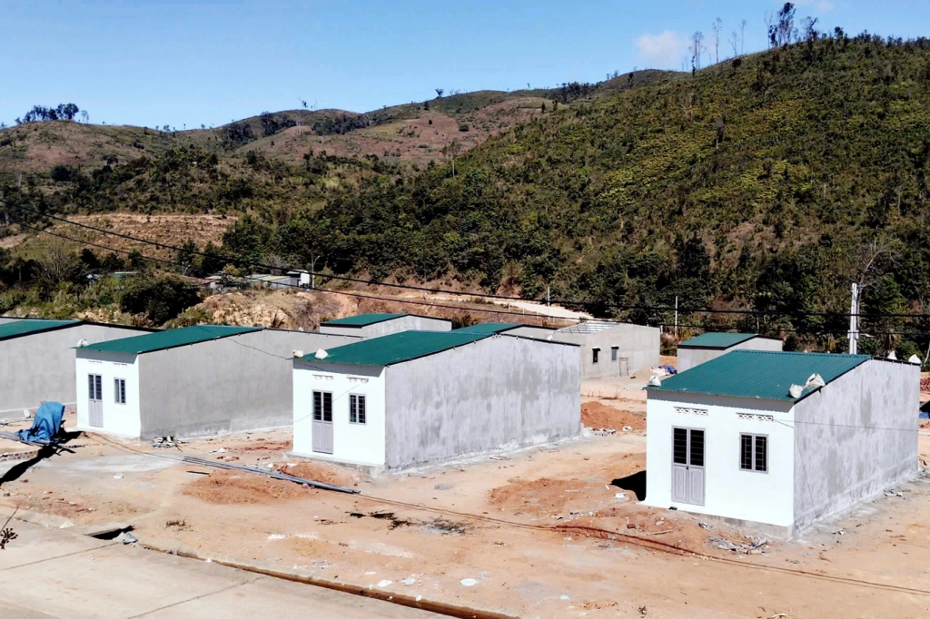 Hàng chục căn nhà mới đang hoàn thành tại khu tái định dân cư thôn Mô Pả, xã Tu Mơ Rông. Ảnh: Chí Anh