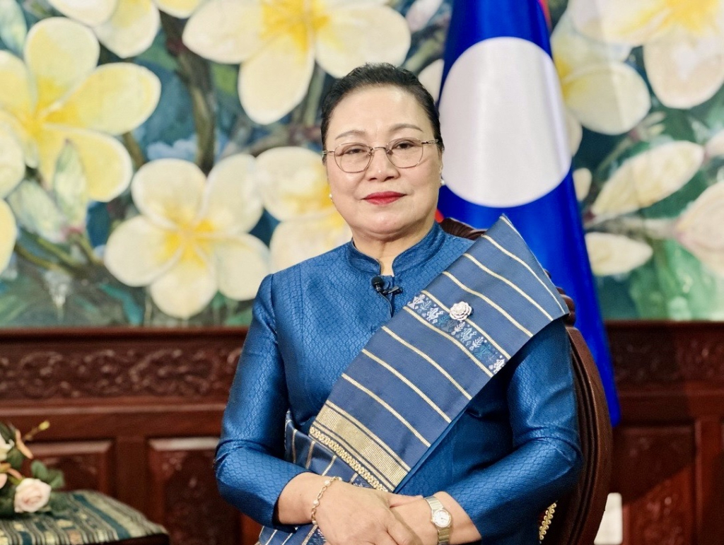 Đại sứ Lào tại Việt Nam Khamphao Ernthavanh trả lời phỏng vấn - Ảnh: daihoidang.vn