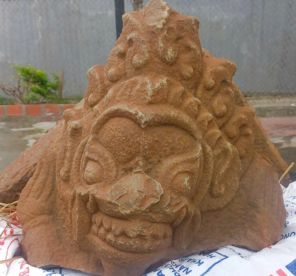 Phù điêu sư tử. Ảnh: Như Khoa