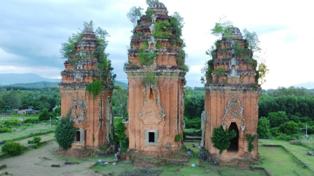 Di tích quốc gia đặc biệt tháp Dương Long, nơi phát hiện phù điêu Champa quý hiếm. Ảnh: Doãn Công