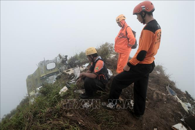 Hiện trường vụ rơi máy bay trên núi Bulusaraung, Nam Sulawesi, Indonesia. Ảnh: THX/TTXVN