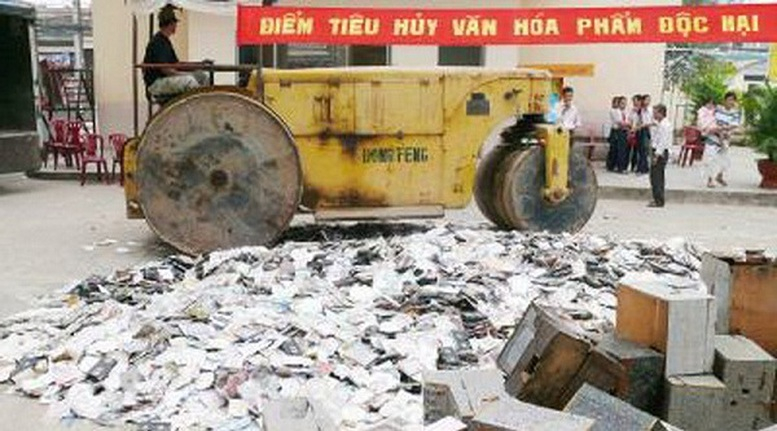 Tiêu hủy văn hóa phẩm độc hại. Ảnh internet