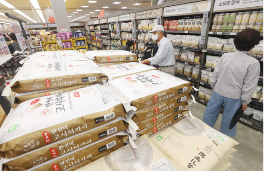 khu vực bày bán gạo tại một siêu thị lớn ở thủ đô Seoul, Hàn Quốc vào ngày 2/10/2025 - Ảnh: Yonhap