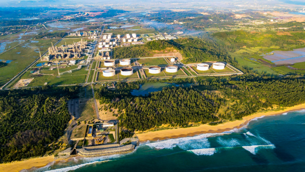 Nhà máy Lọc dầu Dung Quất do BSR quản lý vận hành đóng vai trò như “hạt nhân” công nghiệp của KKT Dung Quất. Đồng thời, nhà máy cũng là trụ cột trong bảo đảm an ninh năng lượng quốc gia và thúc đẩy tăng trưởng kinh tế Quảng Ngãi.