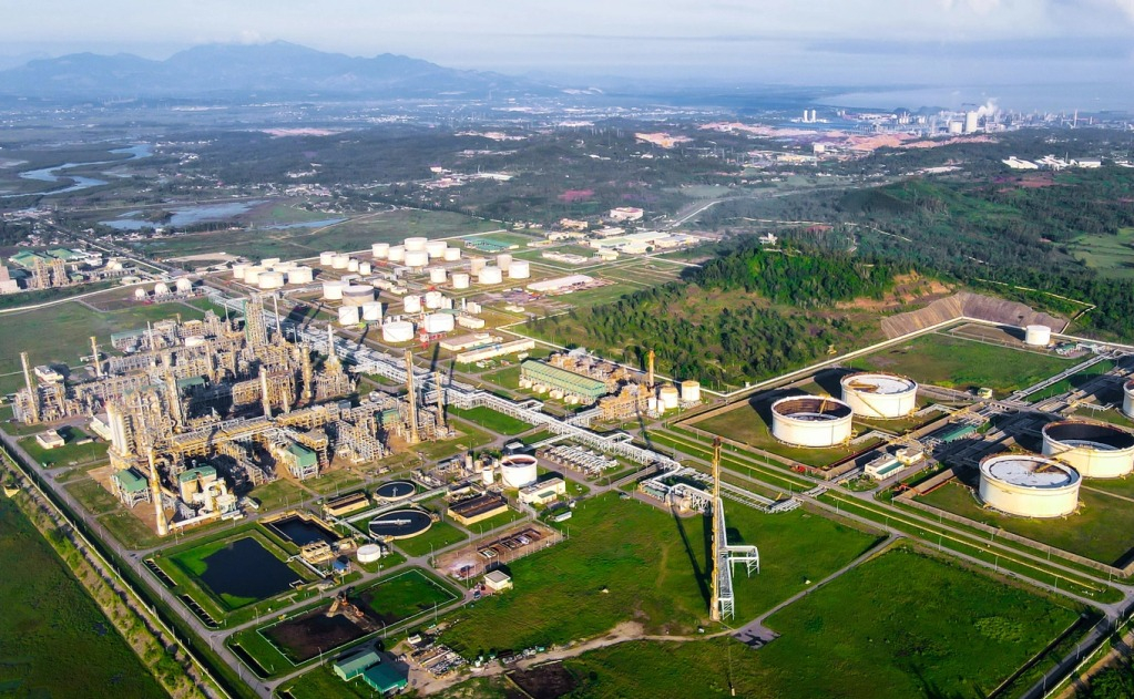 Nhà máy lọc dầu Dung Quất hoạt động ổn định đóng góp lớn vào sự tăng trưởng kinh tế của tỉnh Quảng Ngãi. Ảnh: Quốc Triều