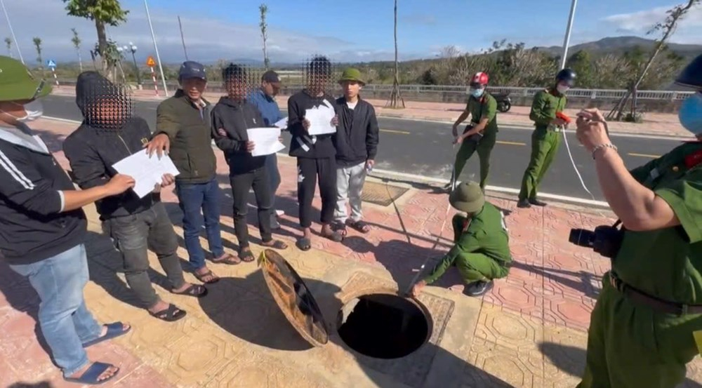 Công an dựng lại hiện trường vụ cắt trộm dây cáp điện ngầm.