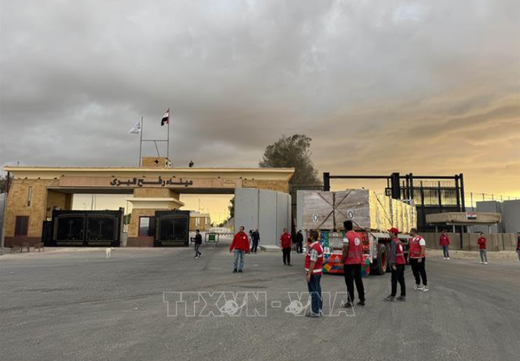 Xe tải chở hàng viện trợ nhân đạo đi vào cửa khẩu Rafah giữa Ai Cập và Dải Gaza. Ảnh: AP