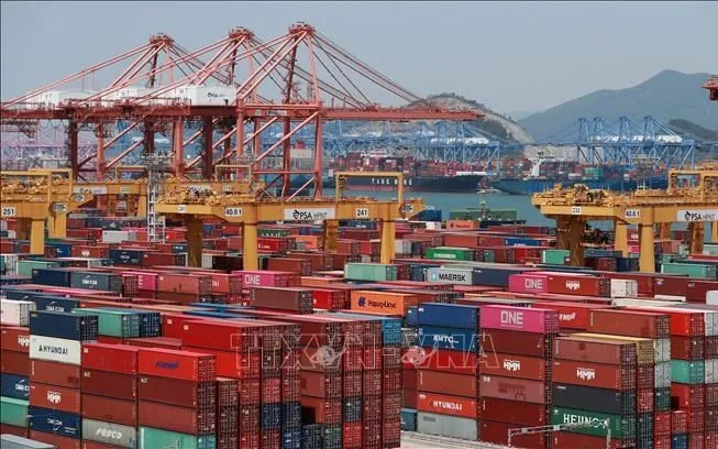 Container hàng hóa tại cảng Busan, Hàn Quốc. Ảnh: YONHAP/TTXVN