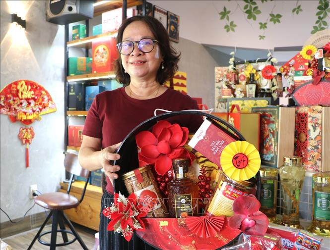 Khách hàng chọn những giỏ quà là đặc sản OCOP địa phương. Ảnh: Đinh Hương/TTXVN