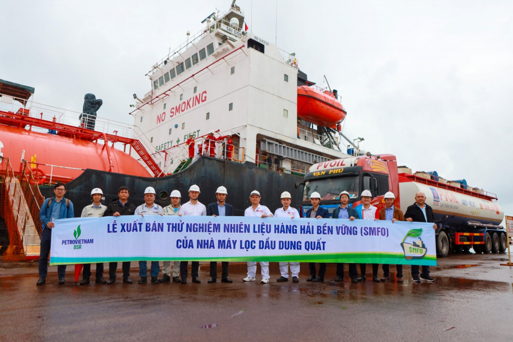 Đại diện BSR, PVTrans, PVOIL chúc mừng thành công trong việc tra nạp lô nhiên liệu SMFO vào tàu của PVTrans.