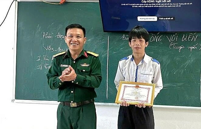 Em Nguyễn Thành Khang được khen thưởng vì hỗ trợ kịp thời cho phi công nhảy dù. Ảnh: Nguyệt Nhi